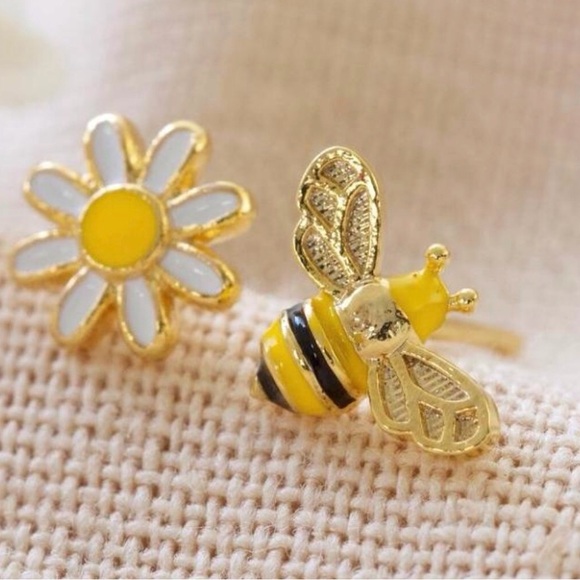 Bee and Daisy Asymmetrical earrings - Picture 1 of 5